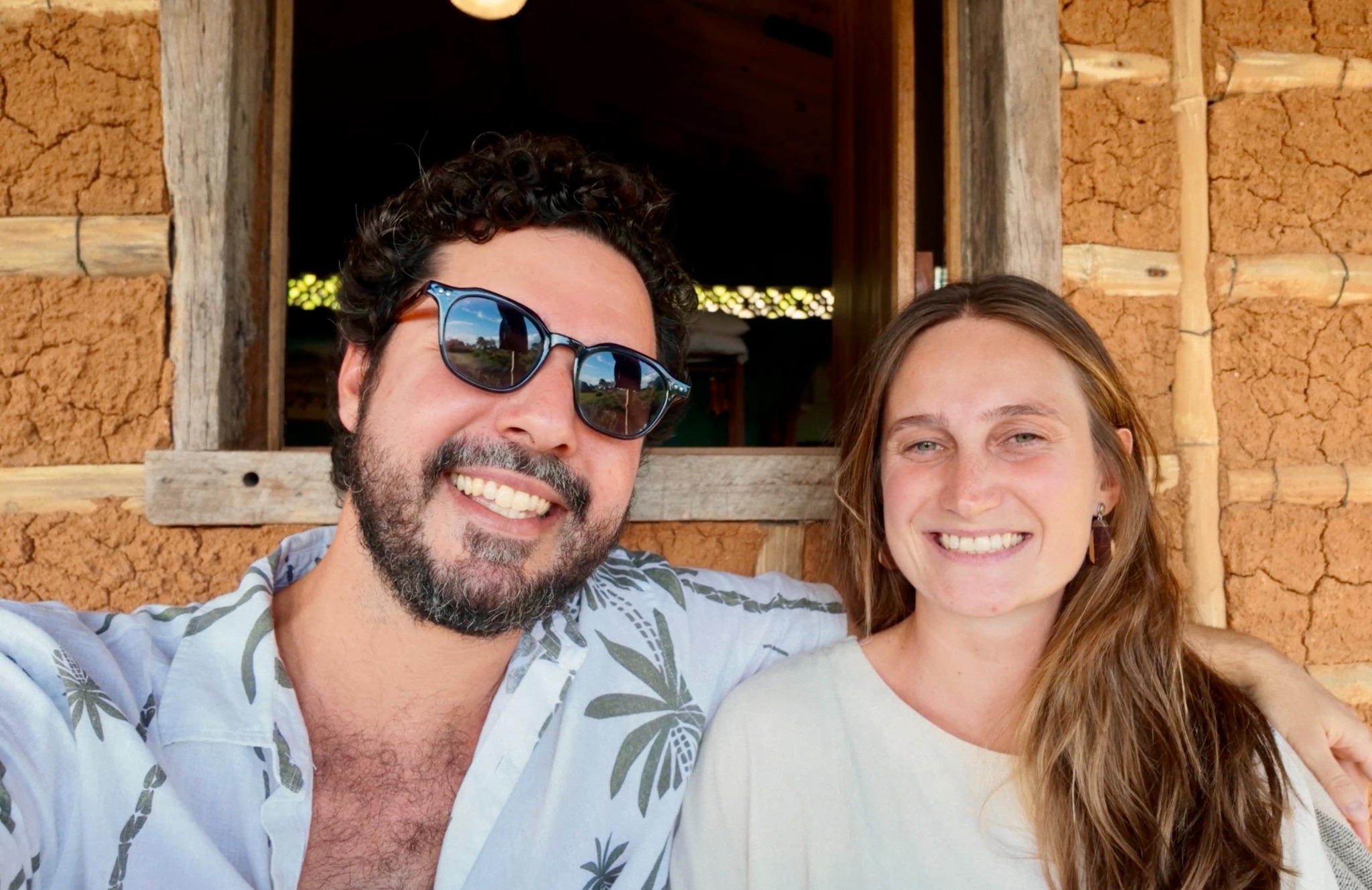 Daniel e Giovanna sorrindo durante uma viagem