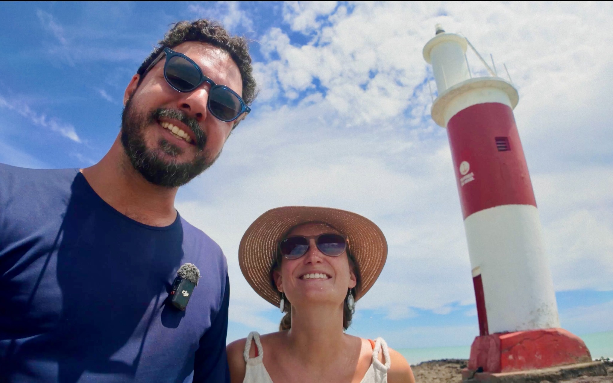 Daniel e Giovanna perto de um farol