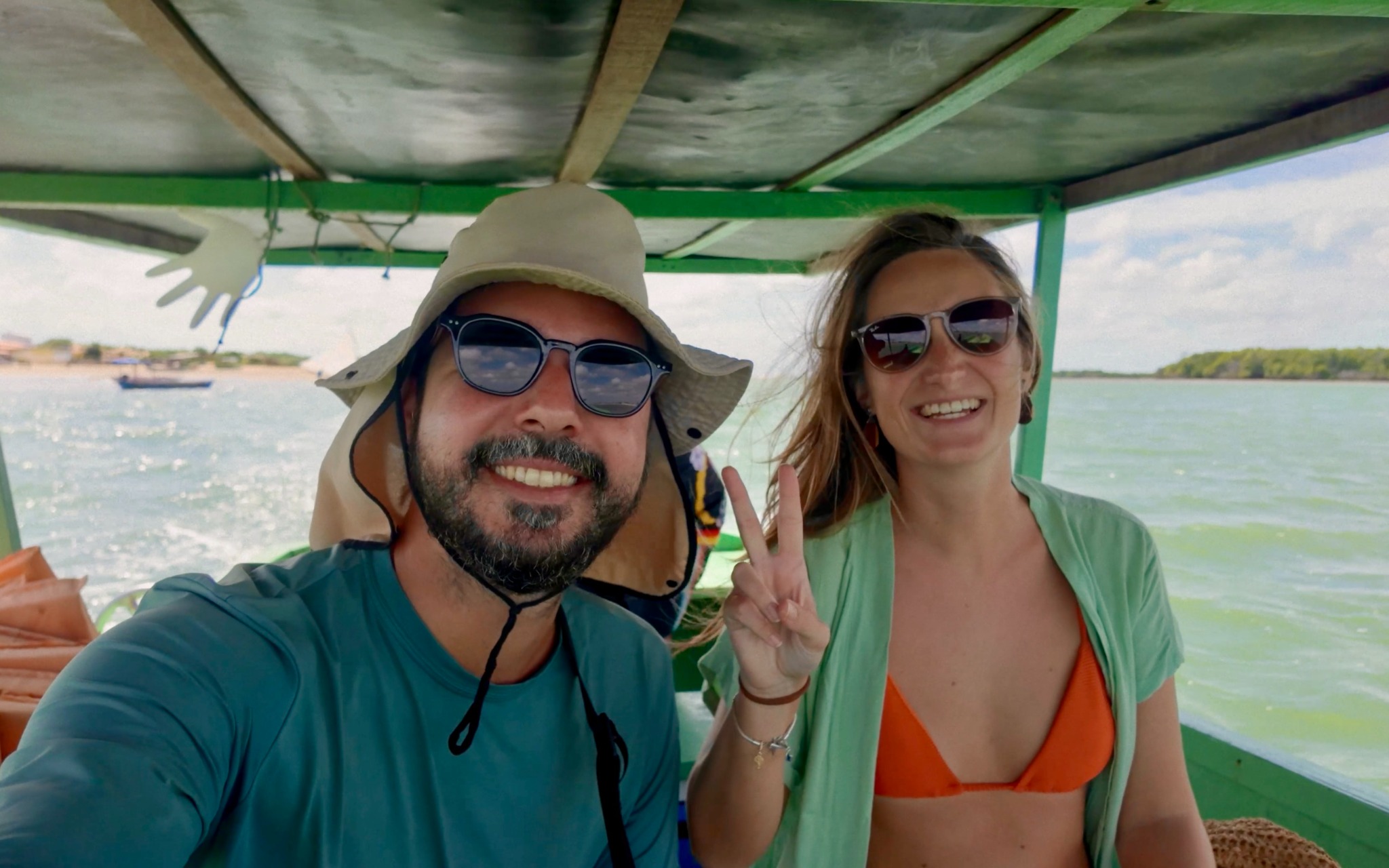 Daniel e Giovanna sorrindo em um passeio de barco