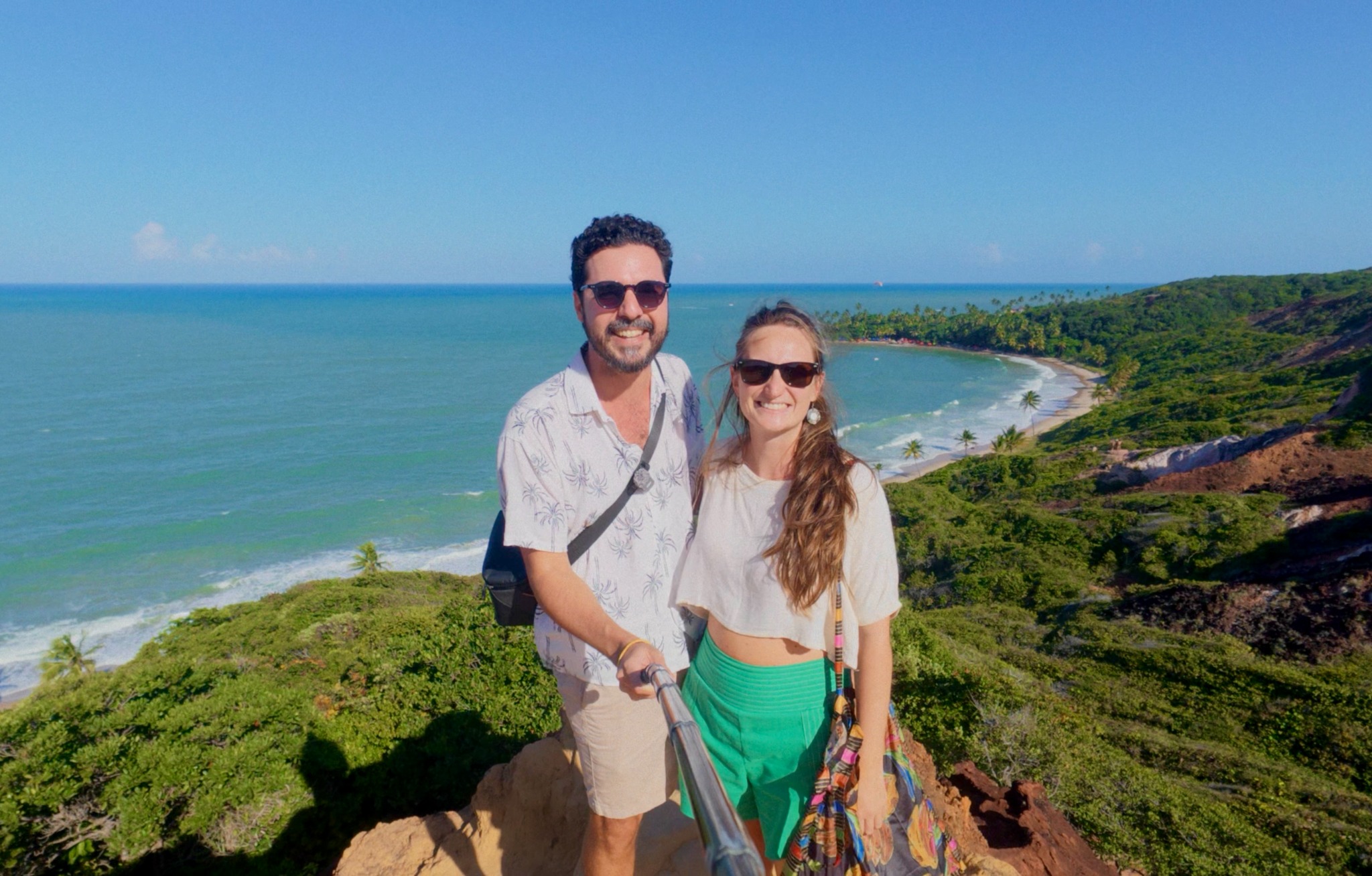 Daniel e Giovanna em um mirante acima do litoral